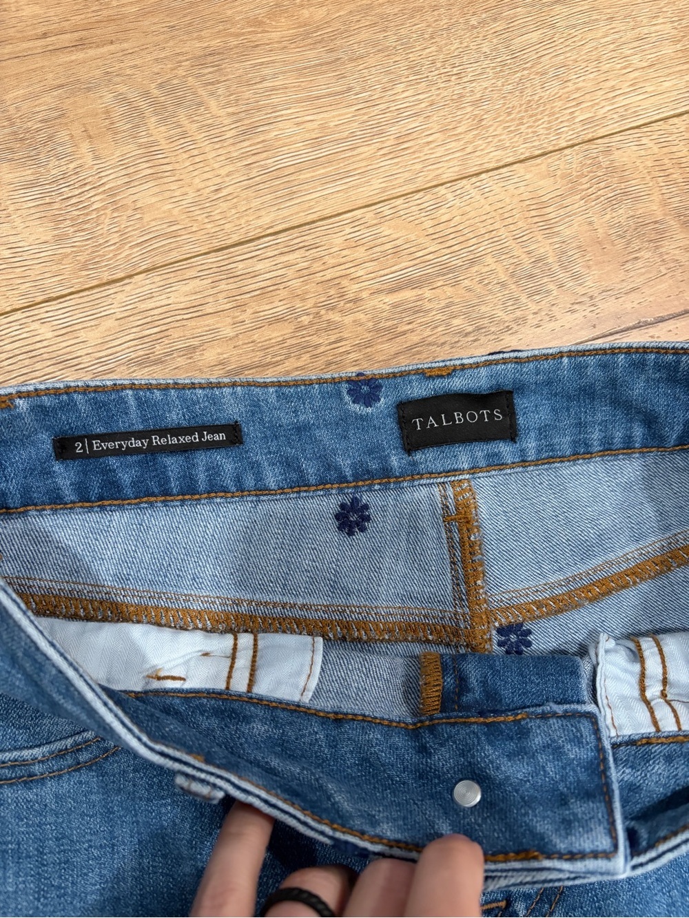Talbots Everyday Relaxed Jean Embroidered Floral Crop Jeans Size 2 - Picture 8 of 8